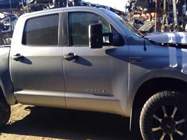 2011 TOYOTA TUNDRA, SILVER, SR5 MODEL, CREW CAB, 5.7L, AT, 4WD. Z26265